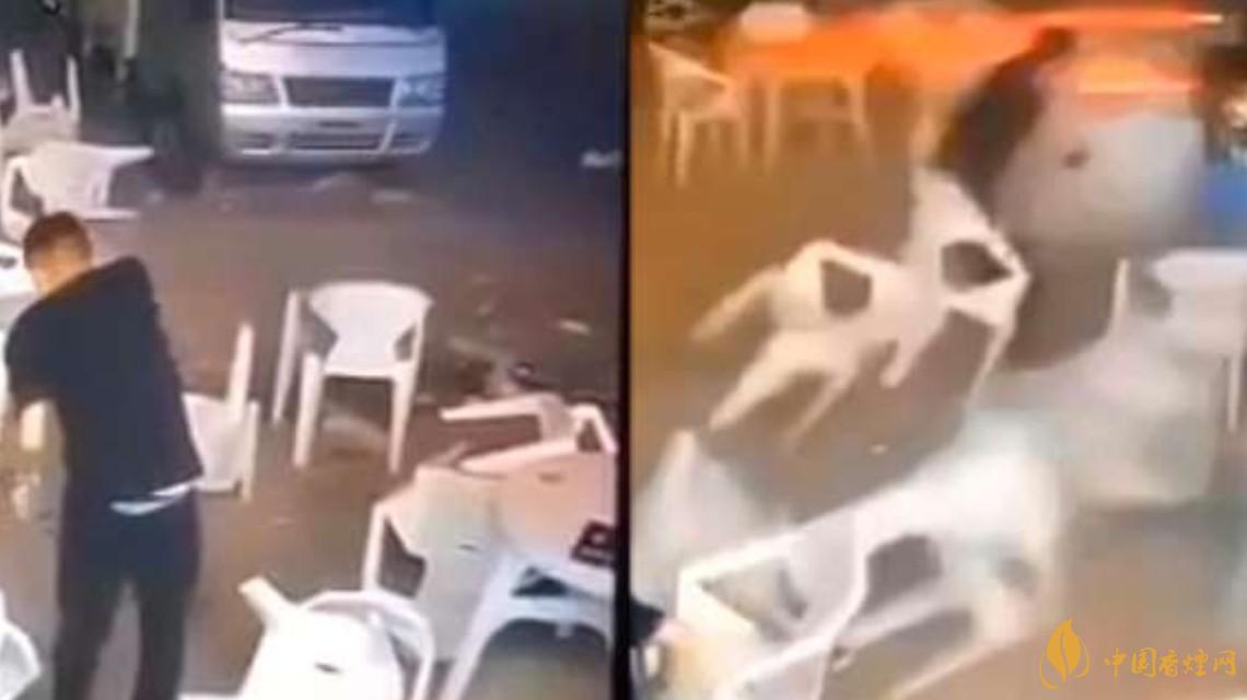 警方通報(bào)小車沖過夜市撞飛數(shù)人 這一幕太驚險(xiǎn)了！