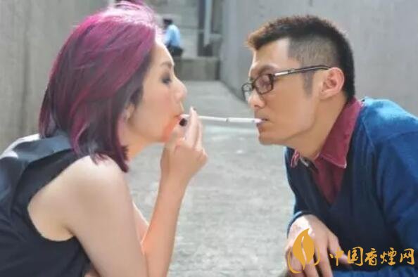 香煙夾耳朵上是怎么來的，耳夾煙是男人的專利